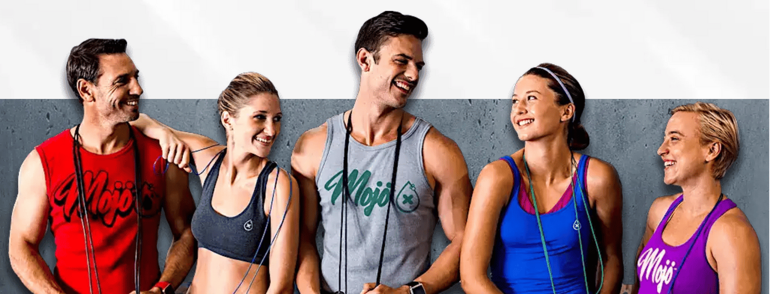 A turma Mojo — cinco amigos em camisetas Mojo rindo juntos