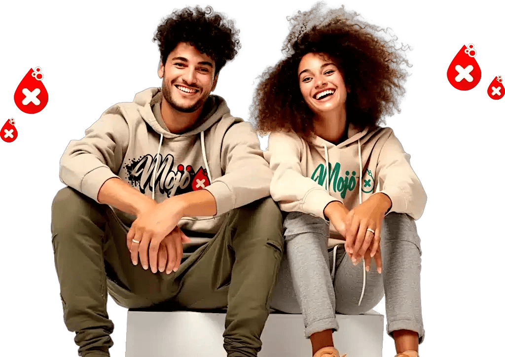 Casal sorridente sentado em moletom Mojo